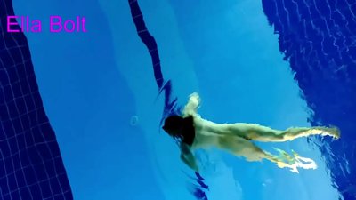 Ní féidir liom stop a bheith ag breathnú, blonde óg gafa ag snámh nude i linn saoire ELLA BOLT